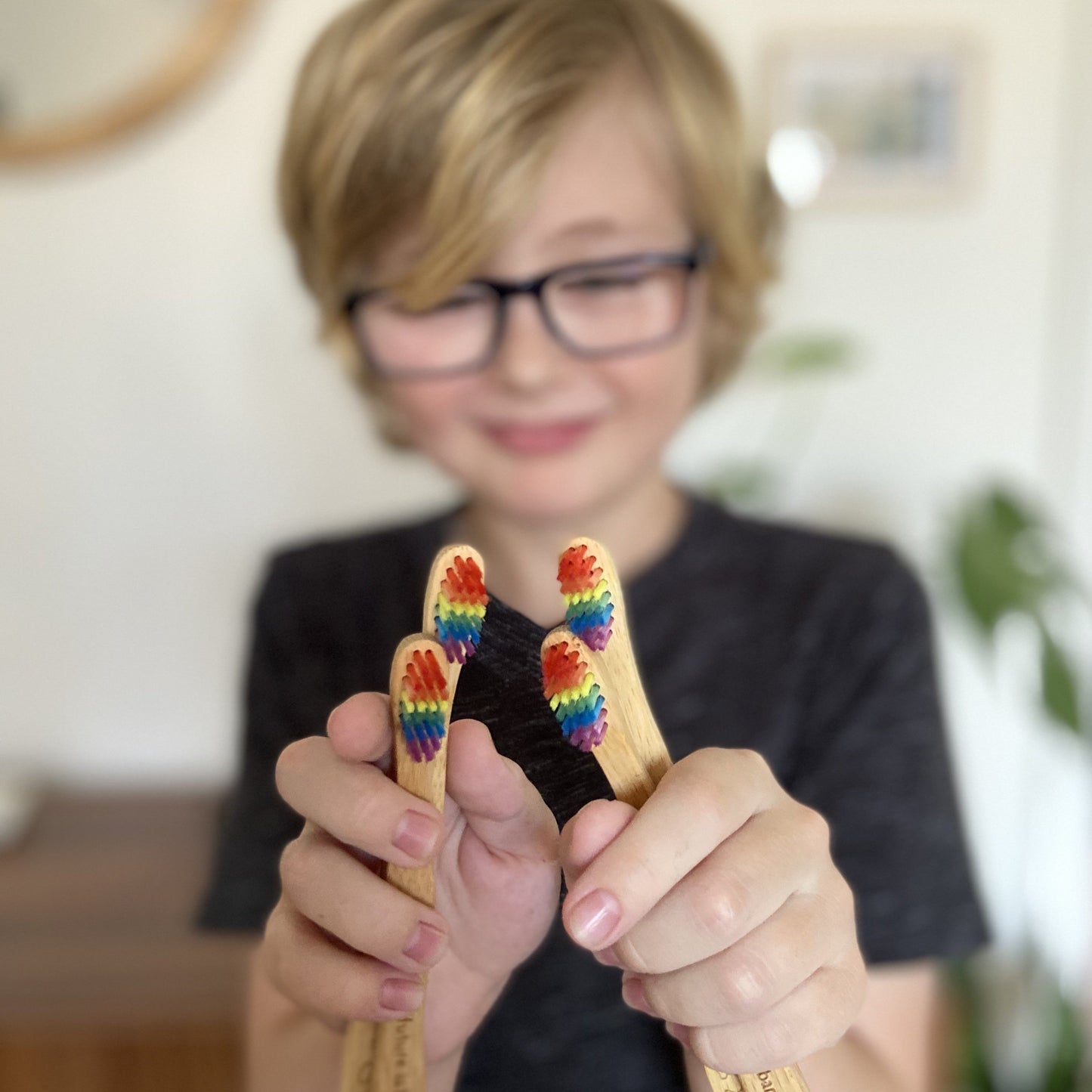 Paquet de 8 brosses à dents familiales en bambou arc-en-ciel - The future is bamboo 